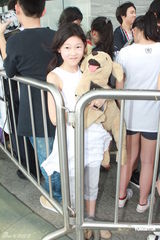 组图：男歌迷易服扮Lady GaGa 众粉丝苦等不见真身