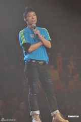 组图：梁汉文香港红馆开唱 圈中好友齐助阵