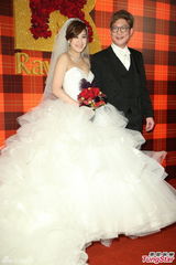 组图：黄小柔出嫁盼造人 穿低胸婚纱挽老公亮相