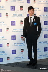 组图：谢婷婷一袭红裙出席酒会艳压全场