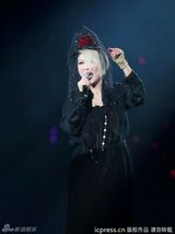 组图：黄伟文作品展开唱 陈奕迅拄拐演唱助阵