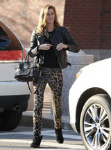 组图：邦辰寒风中拍写真 裹衣取暖美丽冻人