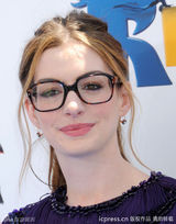 组图：《里约大冒险》首映 安妮-海瑟薇变学生妹