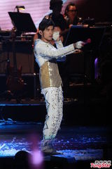 组图：周杰伦开个唱大秀人鱼线 张智霖同台助阵