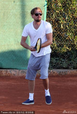 组图：莱昂纳多满脸胡渣 变屌丝与女友骑车打球