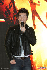 组图：城市游戏窦骁秀臂肌 自曝不介意姐弟恋