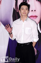 组图：2PM泽演苏怡贤新剧发布亲密黑白配