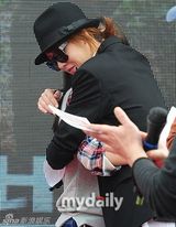 组图：金宣儿中性风亮相釜山 西装黑超帅酷