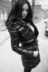 高清组图：孟瑶玩酷写真 低调着装难掩冷艳气质