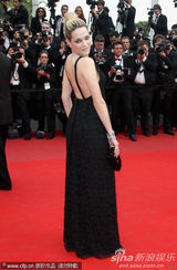 幻灯图集：劳拉-齐亚蒂黑裙冷艳秀美背