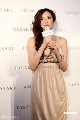 幻灯图：吴佩慈为珠宝代言吸金 米色低胸长裙秀性感