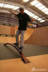 幻灯图：夏雨助阵滑板公园 秀滑板技巧谈新生活