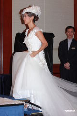 组图：谢婷婷着奢华婚纱 希望年年穿嫁衣