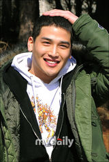 组图：韩国演员刘建放弃美国永久居住权参军