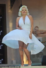 组图：梦露模仿者亮相 性感经典动作再现