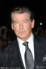 组图：艾玛新片首映掉鞋 布鲁斯南搀其下台