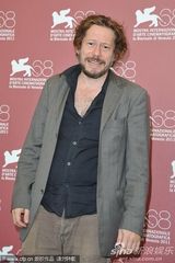 组图：《梅子鸡之味》记者会 女演员豪放转裙露底裤