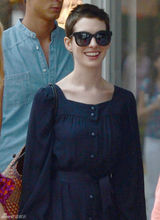 组图：安妮-海瑟薇比基尼度假 防走光水中更衣