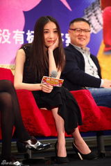 组图：《等风来》倪妮演装女 冯绍峰包场支持