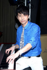 组图：光良为台湾小型演唱会彩排苦练琴艺