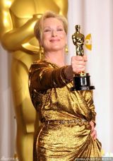 高清组图：奥斯卡后台获奖众星举金人光彩照人