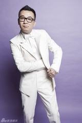 组图：黄海波时尚写真变身型男俏皮搞怪