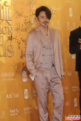 组图：Angelababy美艳秀香肩 张亮吴奇隆拼人气