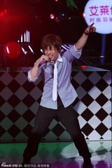 组图：奥运冠军邹凯大咖秀获女友赠花