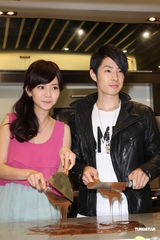 组图：吴建豪首次做巧克力 对曾之乔印象很新鲜