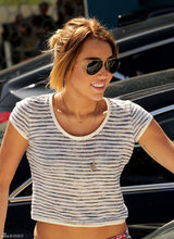 高清图：麦莉-塞勒斯街拍LOOK 条纹衫搭七分裤