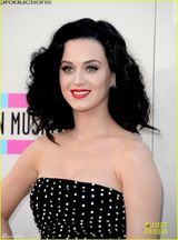 组图：凯蒂-佩里亮相红毯 黑色印花裙笑容甜美