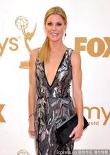 组图：艾美奖红毯  朱莉-波文大V领礼服亮相