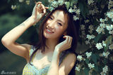 组图：高洋清新写真化身纯美可人“花仙子”