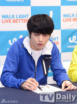 组图：CNBLUE出席粉丝会 运动装上阵帅气不减