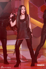 幻灯：阿娇变小魔女舞姿养眼 劲甩长发表演卖力