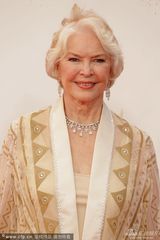 组图：老牌明星艾伦-贝斯汀优雅亮相艾美红毯