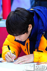 组图：朱元出席签名会 黄色羽绒服生机勃勃