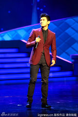 组图：第18届白玉兰奖现场 吴奇隆献唱《三寸天堂》