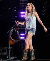 高清图：凯莉-安德伍德音乐节上演出 热裤献唱