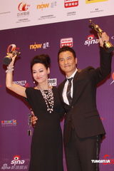 幻灯：香港金像奖后台 任达华惠英红互吻庆祝