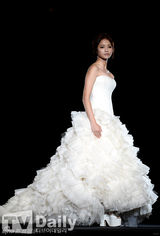 组图：韩星河妍秀穿纯白婚纱走秀衬优雅气质