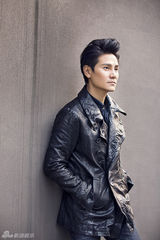 组图：丁子峻冬季街拍黑色夹克随性帅气