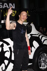 组图：黄贯中享受街头开唱 自曝彩排现突发状况