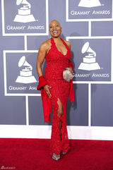 高清图：格莱美红毯 迪迪-布里姬沃特风韵犹存