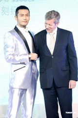 高清组图：黄晓明出席某活动 怀旧经典装出席