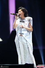 周杰伦介怀被燕姿夺第一次 与邓丽君隔空对唱