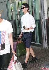 组图：韩国男团B.A.P.访港 粉丝接机送礼物