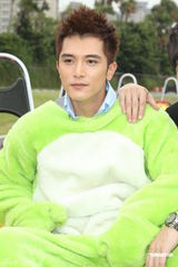 组图：《小资女孩》收视庆功 邱泽穿恐龙装赛车