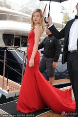 组图：英国超模乔治亚低胸红裙泄春光