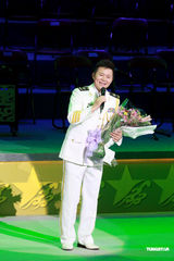 幻灯图：许志安同韩红红馆献唱 强调两人是兄妹